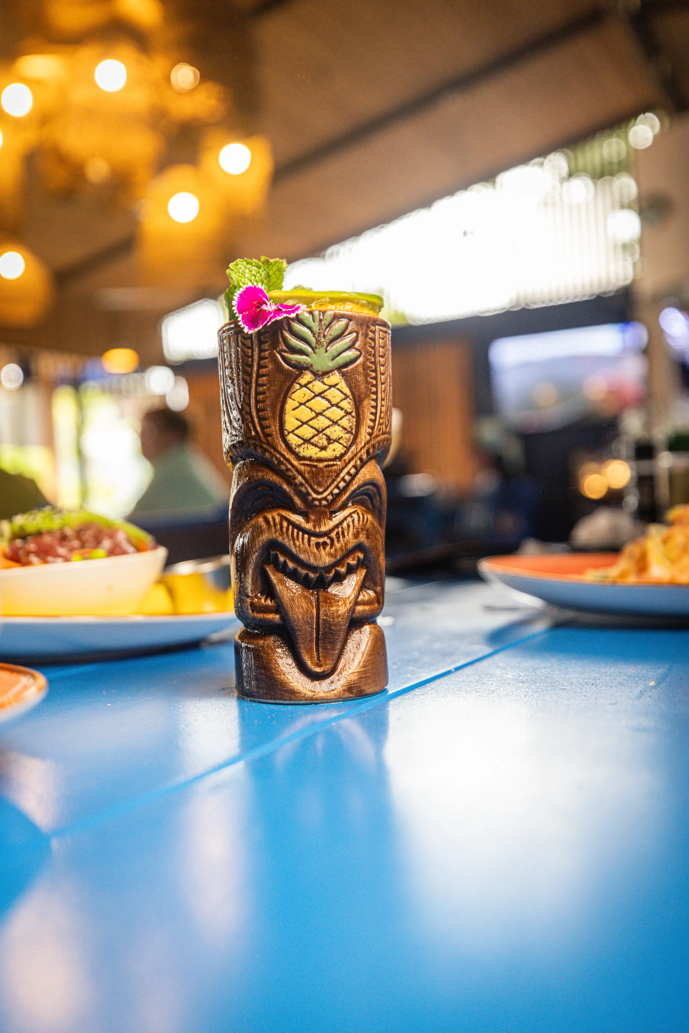 Cóctel en copa tiki frente al mar